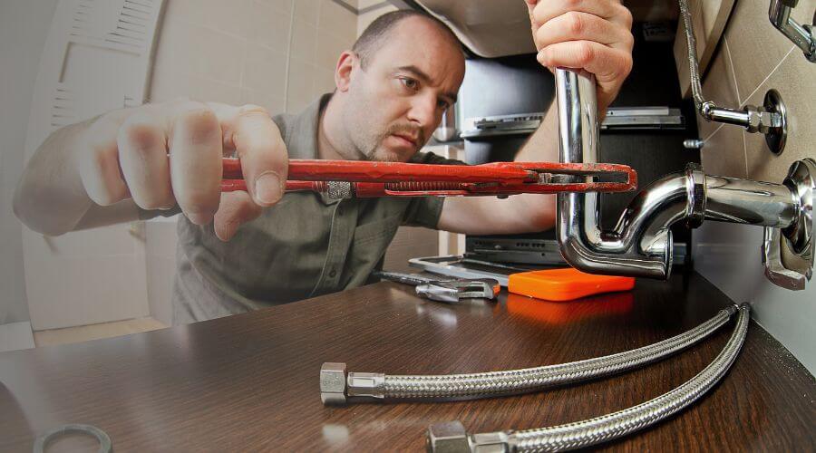 Expert burst pipe repair services in Farina, IL